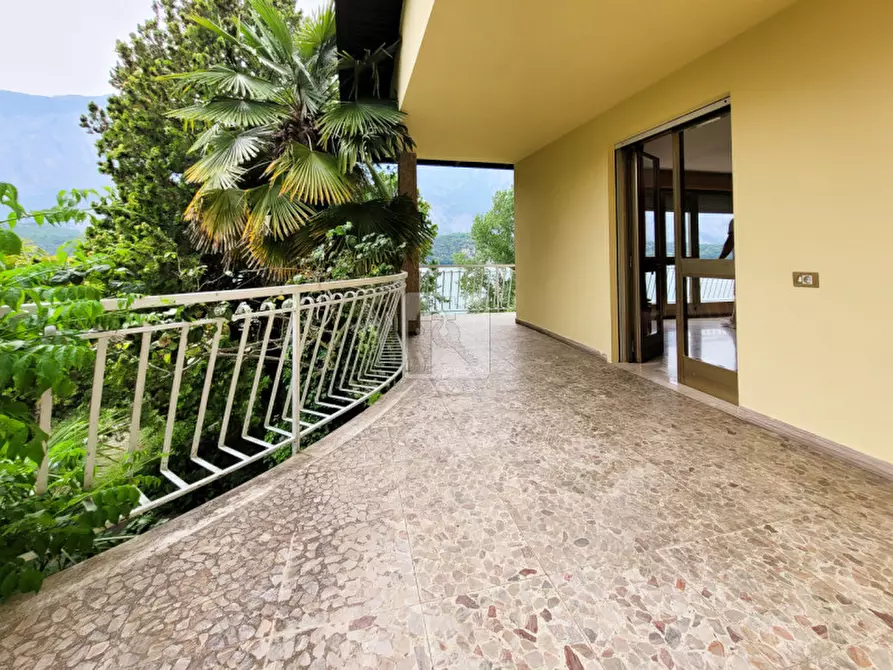 Immagine 8 di Villa in vendita  in via lungolago a Cavedine