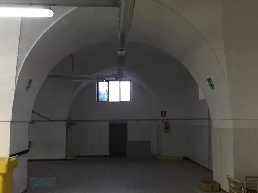 Immagine 3 di Negozio in vendita  in Via Marconi a Ceglie Messapico