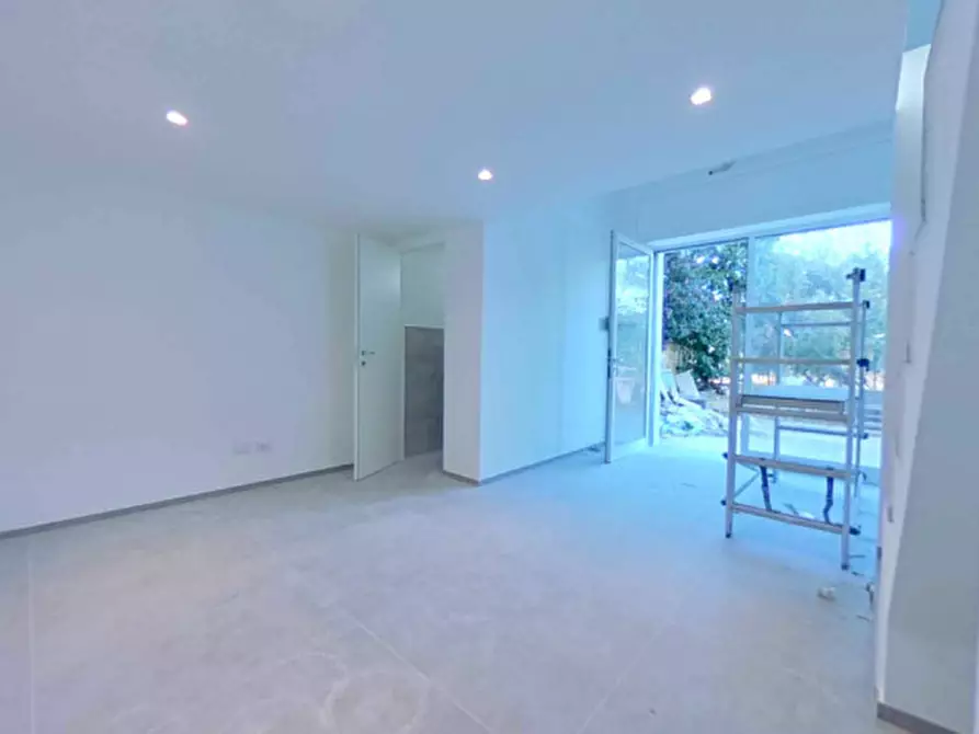 Immagine 11 di Laboratorio in vendita  a Fasano