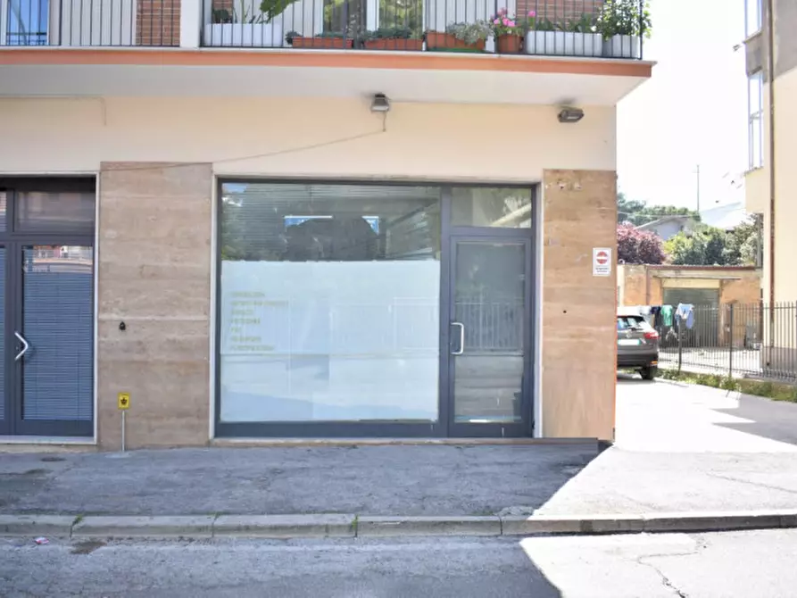 Immagine 1 di Negozio in vendita  in STRADA COLLE MARINO a Pescara