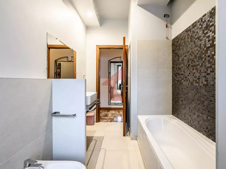 Immagine 31 di Appartamento in vendita  in str battibue 1 a Parma