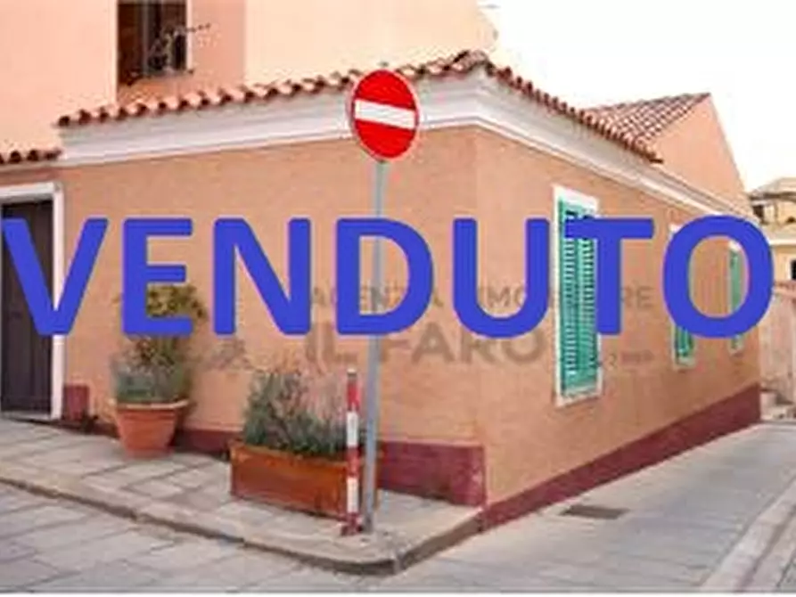 Immagine 1 di Casa indipendente in vendita  a La Maddalena