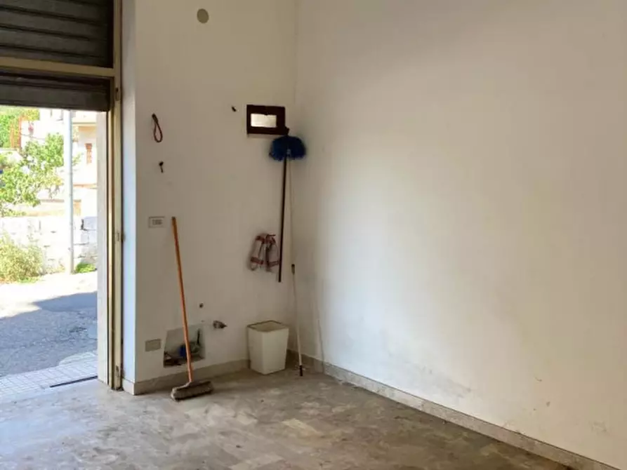 Immagine 2 di Negozio in vendita  in Via Peucezia a Ceglie Messapico