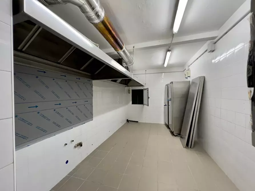 Immagine 10 di Attività commerciale in affitto  a Chioggia