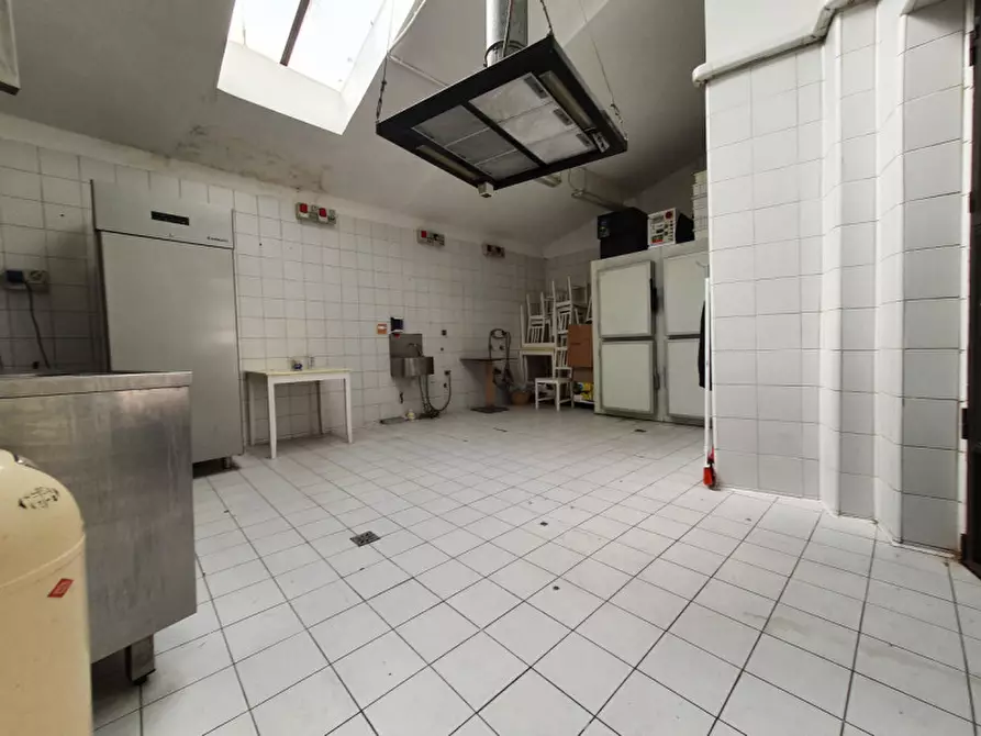 Immagine 2 di Negozio in vendita  in PIAZZA ACCIAIOLI a Firenze