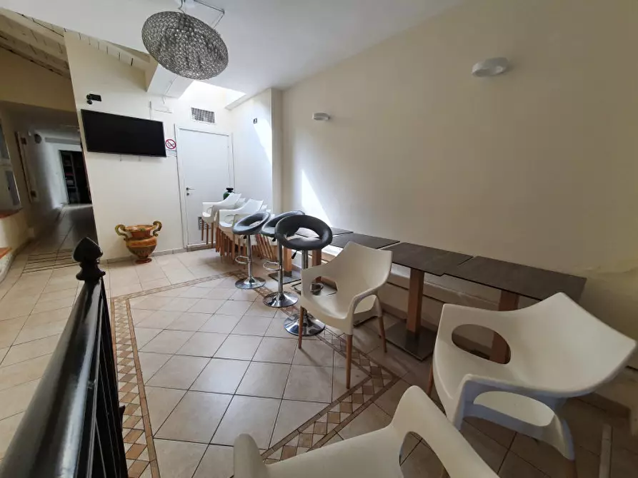 Immagine 3 di Negozio in vendita  in PIAZZA ACCIAIOLI a Firenze