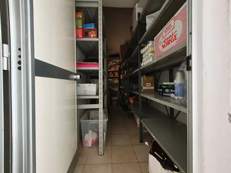 Immagine 4 di Negozio in vendita  in PIAZZA ACCIAIOLI a Firenze