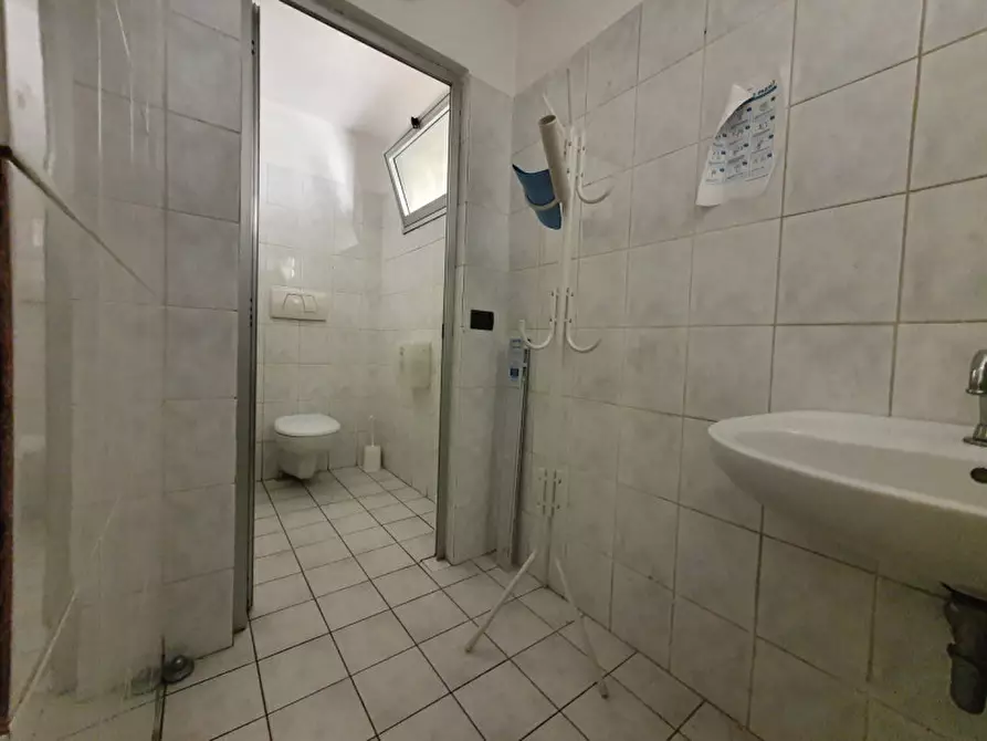 Immagine 5 di Negozio in vendita  in PIAZZA ACCIAIOLI a Firenze