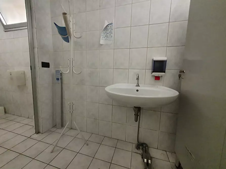 Immagine 6 di Negozio in vendita  in PIAZZA ACCIAIOLI a Firenze