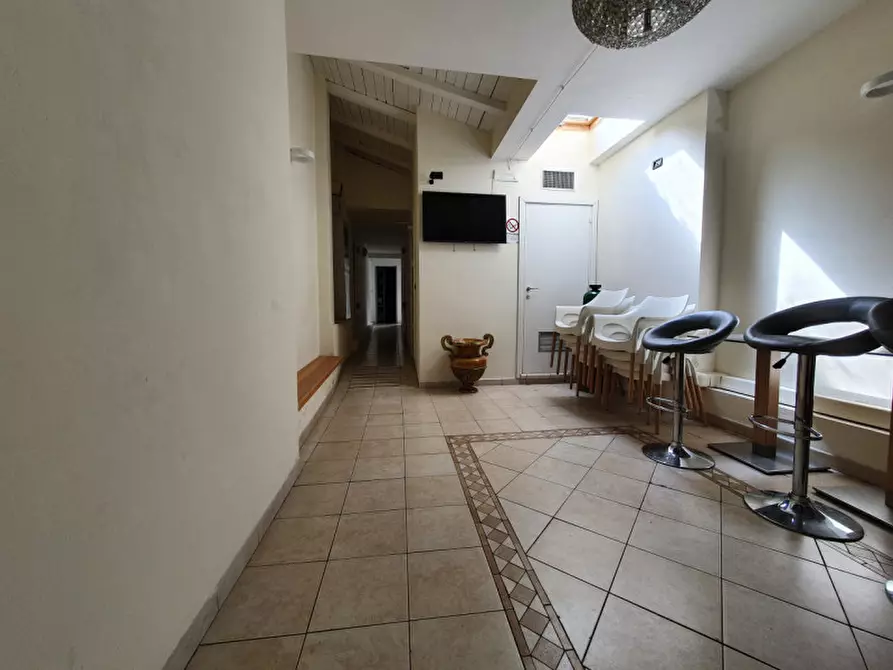 Immagine 7 di Negozio in vendita  in PIAZZA ACCIAIOLI a Firenze