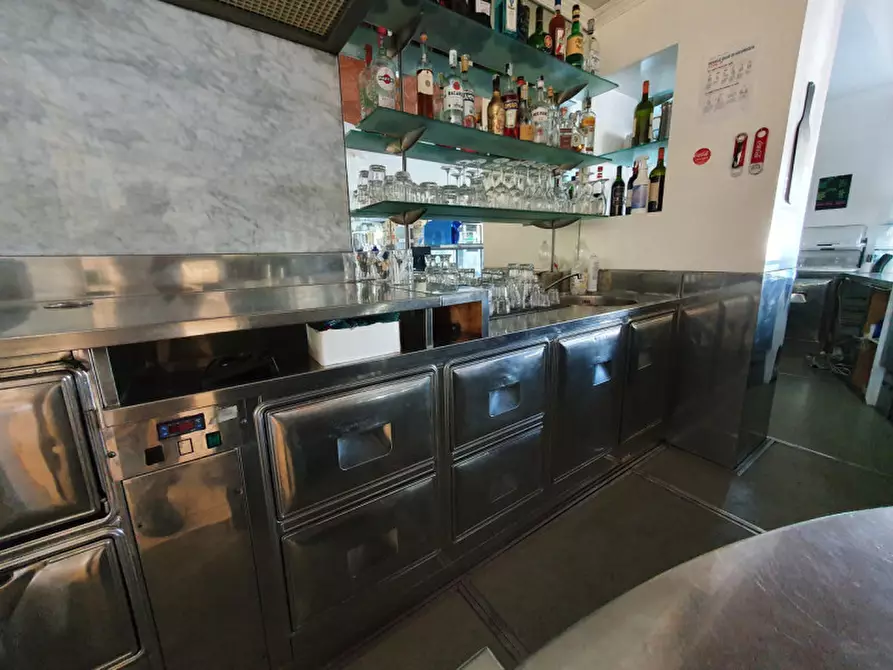 Immagine 8 di Negozio in vendita  in PIAZZA ACCIAIOLI a Firenze