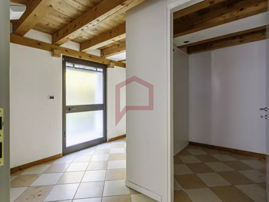 Immagine 7 di Negozio in affitto  in Cipressina a Venezia