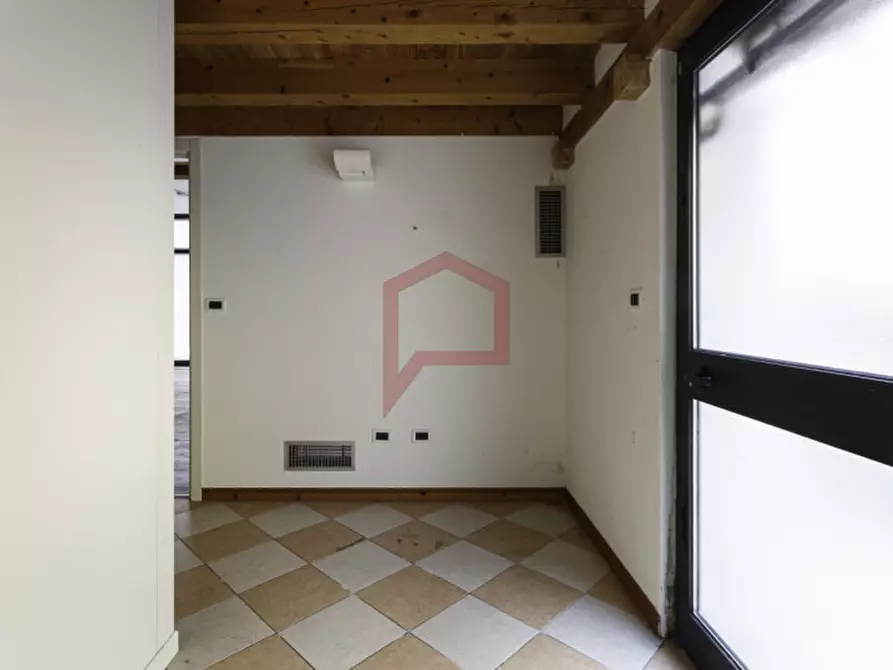 Immagine 9 di Negozio in affitto  in Cipressina a Venezia