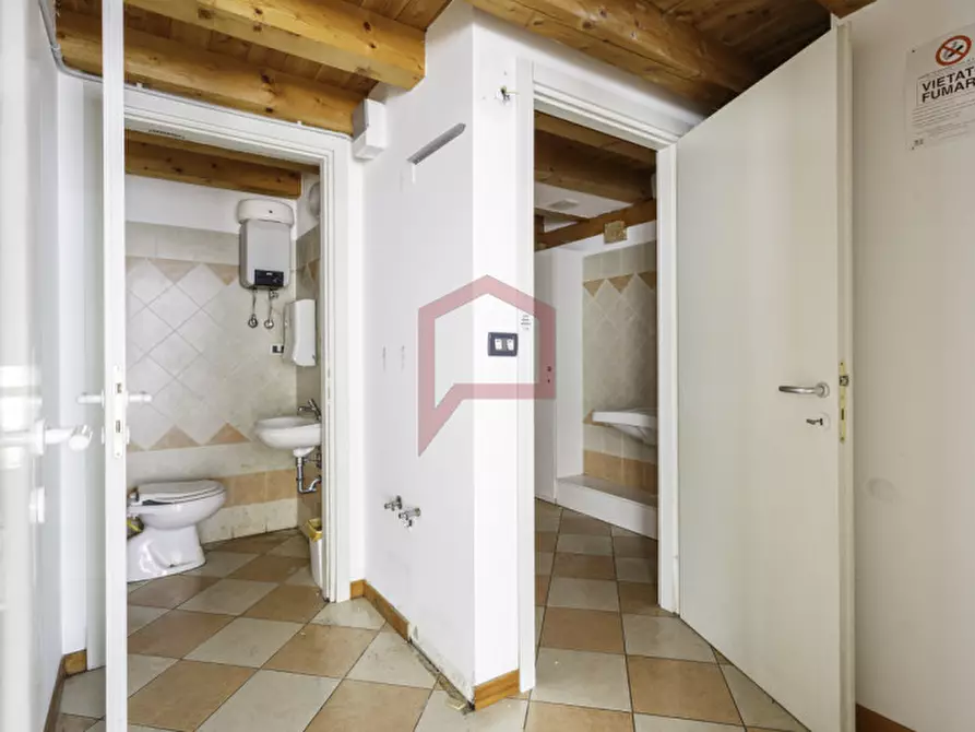 Immagine 10 di Negozio in affitto  in Cipressina a Venezia