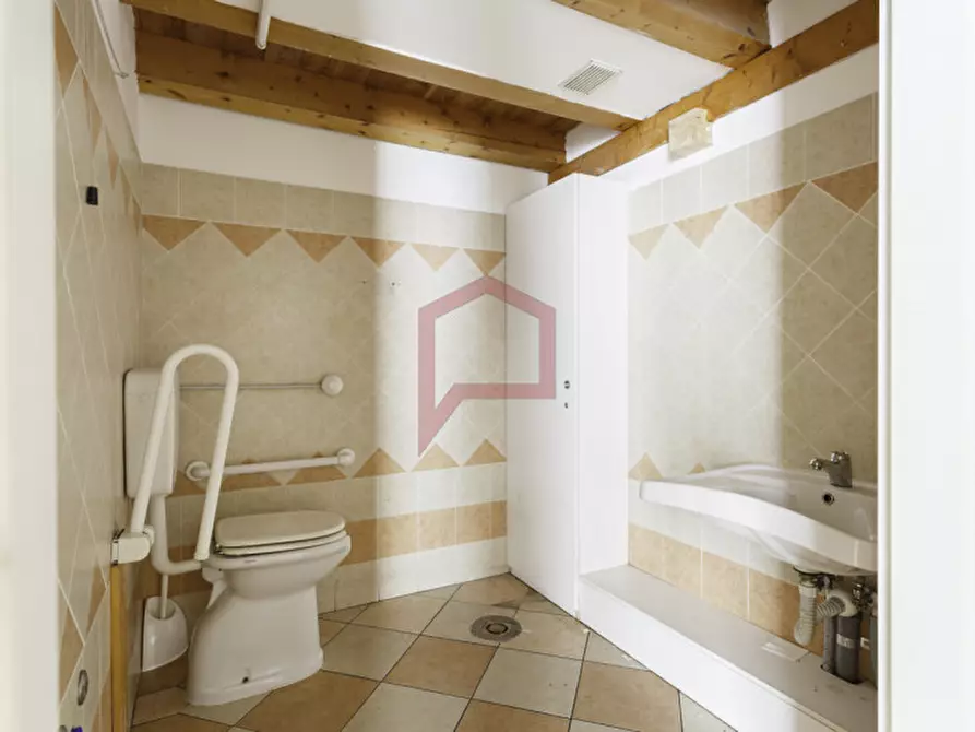 Immagine 11 di Negozio in affitto  in Cipressina a Venezia