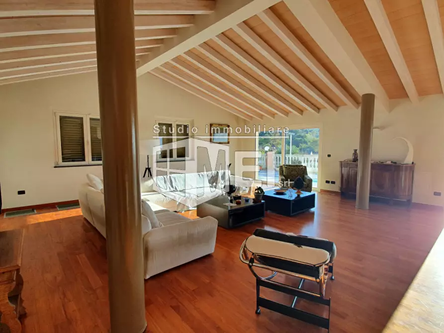 Immagine 2 di Villa in vendita  a Livorno