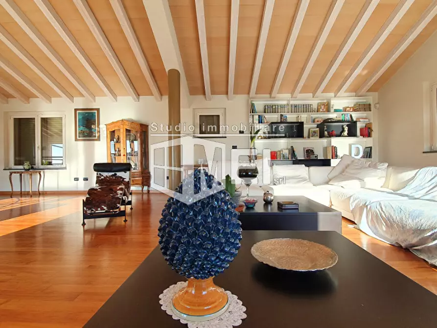 Immagine 3 di Villa in vendita  a Livorno