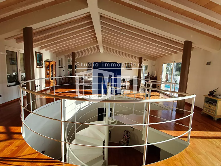 Immagine 5 di Villa in vendita  a Livorno