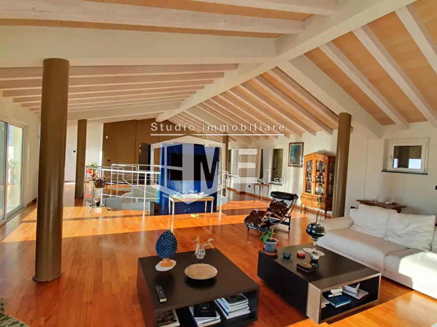 Immagine 6 di Villa in vendita  a Livorno