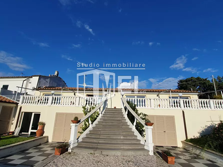 Immagine 10 di Villa in vendita  a Livorno
