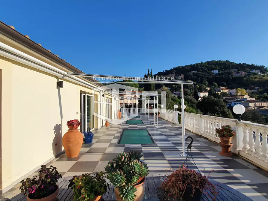 Immagine 12 di Villa in vendita  a Livorno