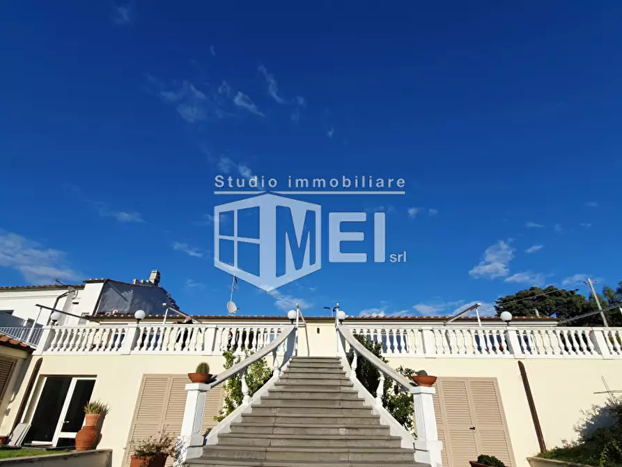 Immagine 14 di Villa in vendita  a Livorno