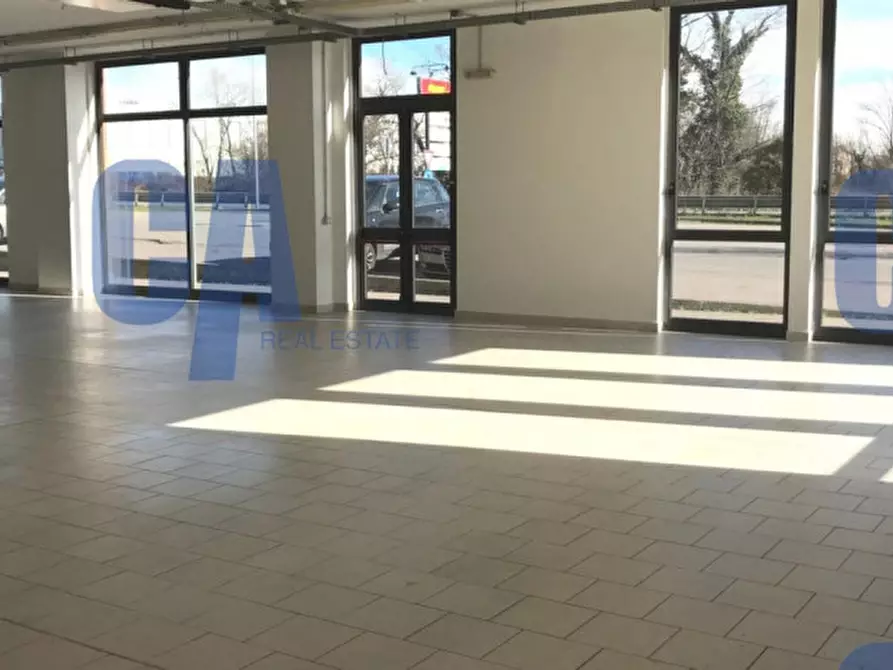 Immagine 2 di Negozio in vendita  in VIA TOBAGI a Pessano Con Bornago