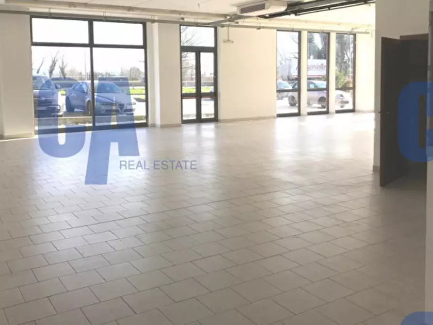 Immagine 3 di Negozio in vendita  in VIA TOBAGI a Pessano Con Bornago