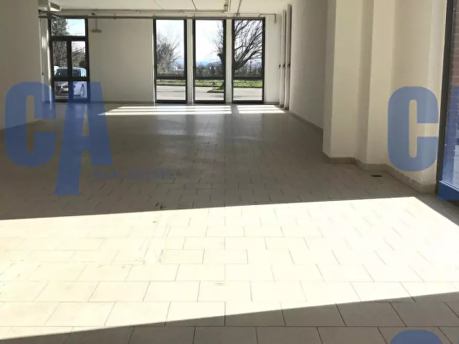 Immagine 4 di Negozio in vendita  in VIA TOBAGI a Pessano Con Bornago