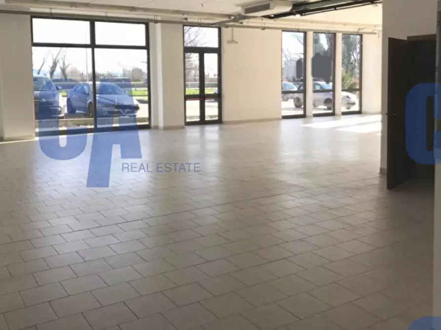 Immagine 5 di Negozio in vendita  in VIA TOBAGI a Pessano Con Bornago