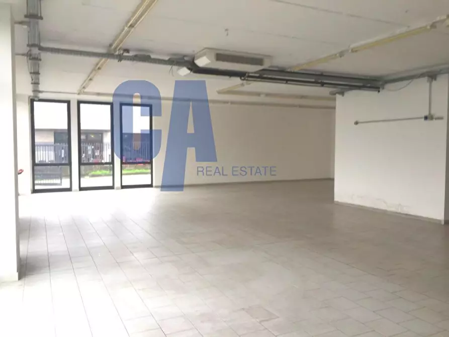 Immagine 6 di Negozio in vendita  in VIA TOBAGI a Pessano Con Bornago