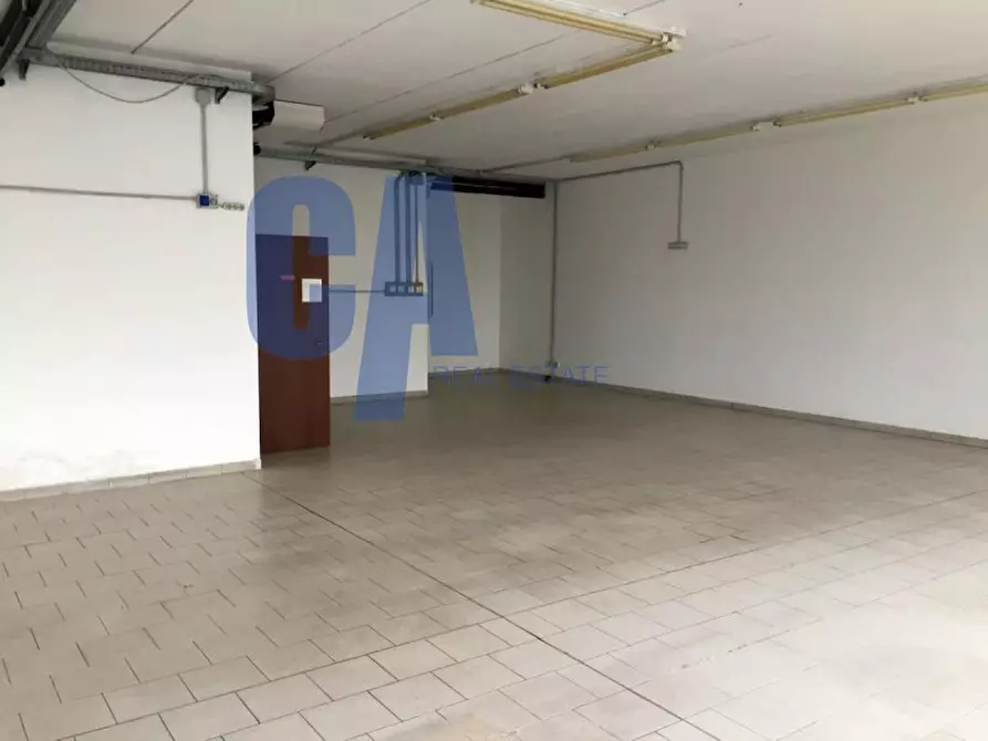 Immagine 7 di Negozio in vendita  in VIA TOBAGI a Pessano Con Bornago