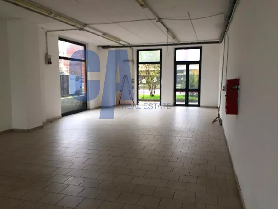 Immagine 8 di Negozio in vendita  in VIA TOBAGI a Pessano Con Bornago