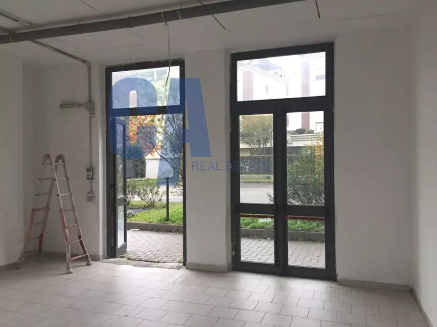 Immagine 9 di Negozio in vendita  in VIA TOBAGI a Pessano Con Bornago