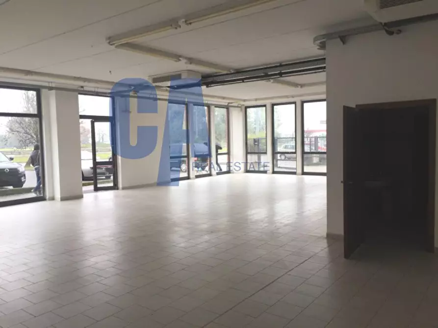 Immagine 10 di Negozio in vendita  in VIA TOBAGI a Pessano Con Bornago