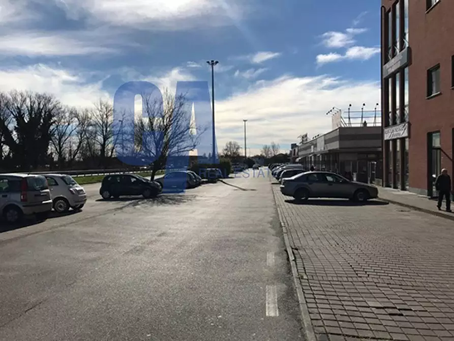 Immagine 12 di Negozio in vendita  in VIA TOBAGI a Pessano Con Bornago