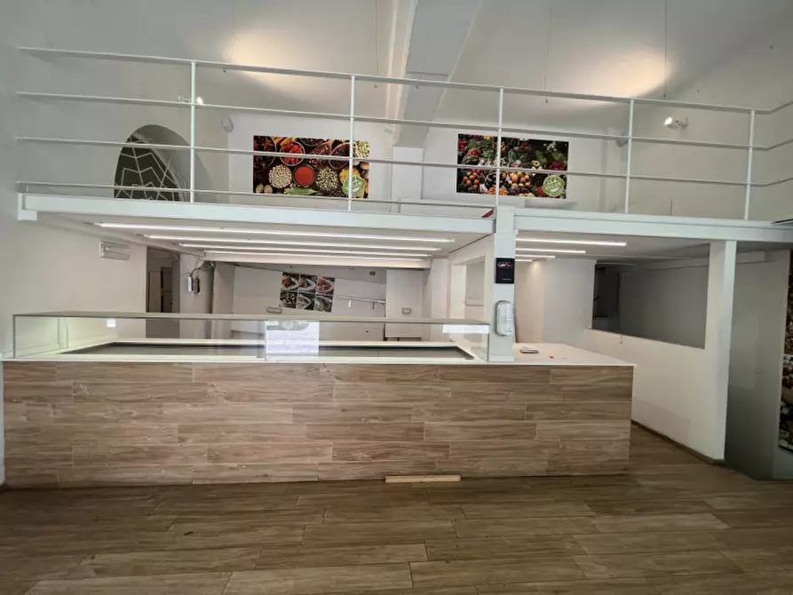 Immagine 2 di Negozio in vendita  a Senigallia