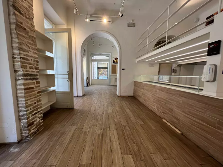 Immagine 3 di Negozio in vendita  a Senigallia