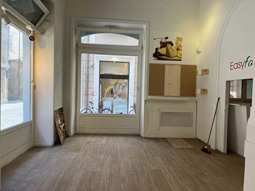 Immagine 5 di Negozio in vendita  a Senigallia