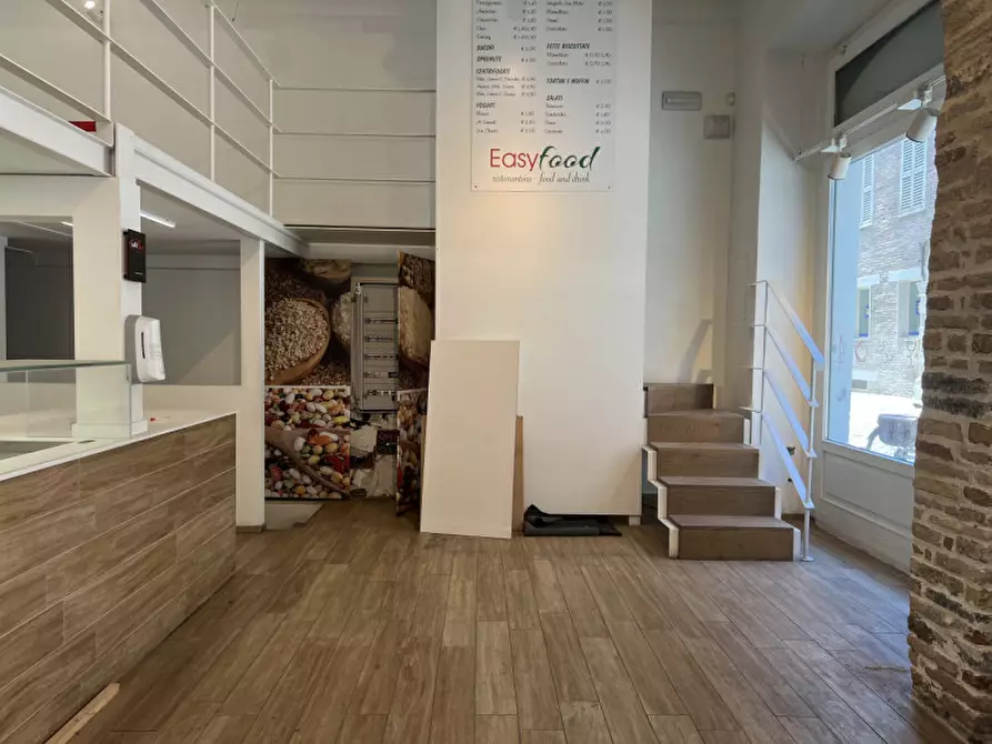 Immagine 8 di Negozio in vendita  a Senigallia