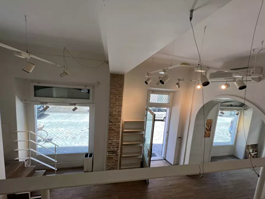 Immagine 10 di Negozio in vendita  a Senigallia