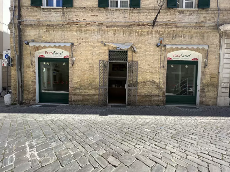 Immagine 11 di Negozio in vendita  a Senigallia