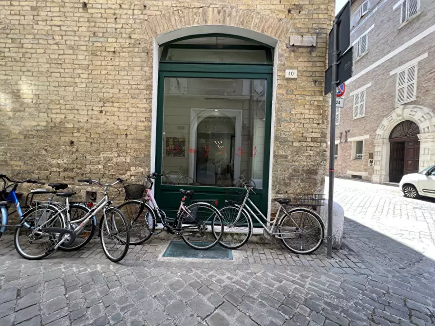 Immagine 12 di Negozio in vendita  a Senigallia