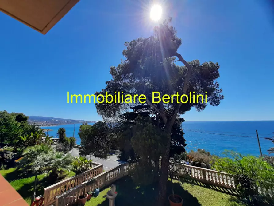 Immagine 1 di Villa in affitto  in c.so marconi a San Remo