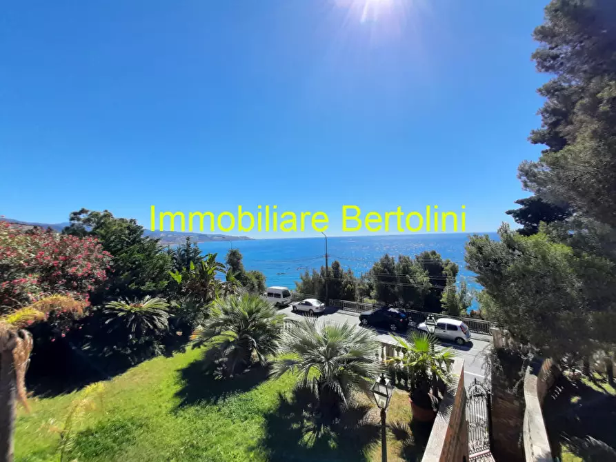 Immagine 25 di Villa in affitto  in c.so marconi a San Remo