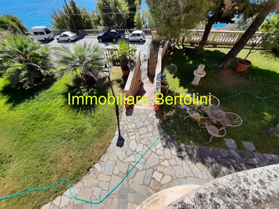 Immagine 28 di Villa in affitto  in c.so marconi a San Remo