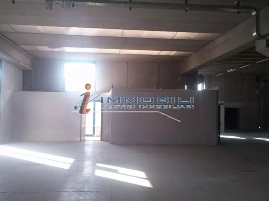 Immagine 2 di Laboratorio in vendita  in STRADA DEI BOSCHI a Villasanta