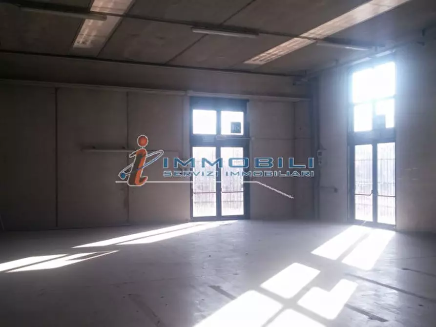 Immagine 3 di Laboratorio in vendita  in STRADA DEI BOSCHI a Villasanta