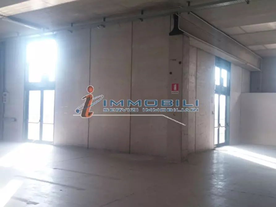 Immagine 4 di Laboratorio in vendita  in STRADA DEI BOSCHI a Villasanta