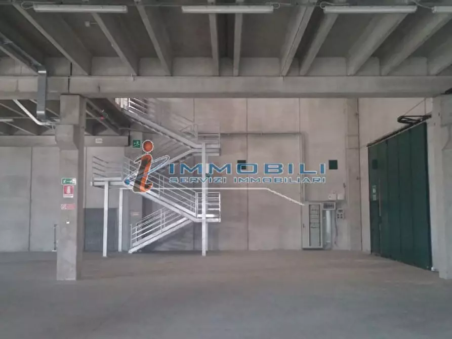 Immagine 6 di Laboratorio in vendita  in STRADA DEI BOSCHI a Villasanta